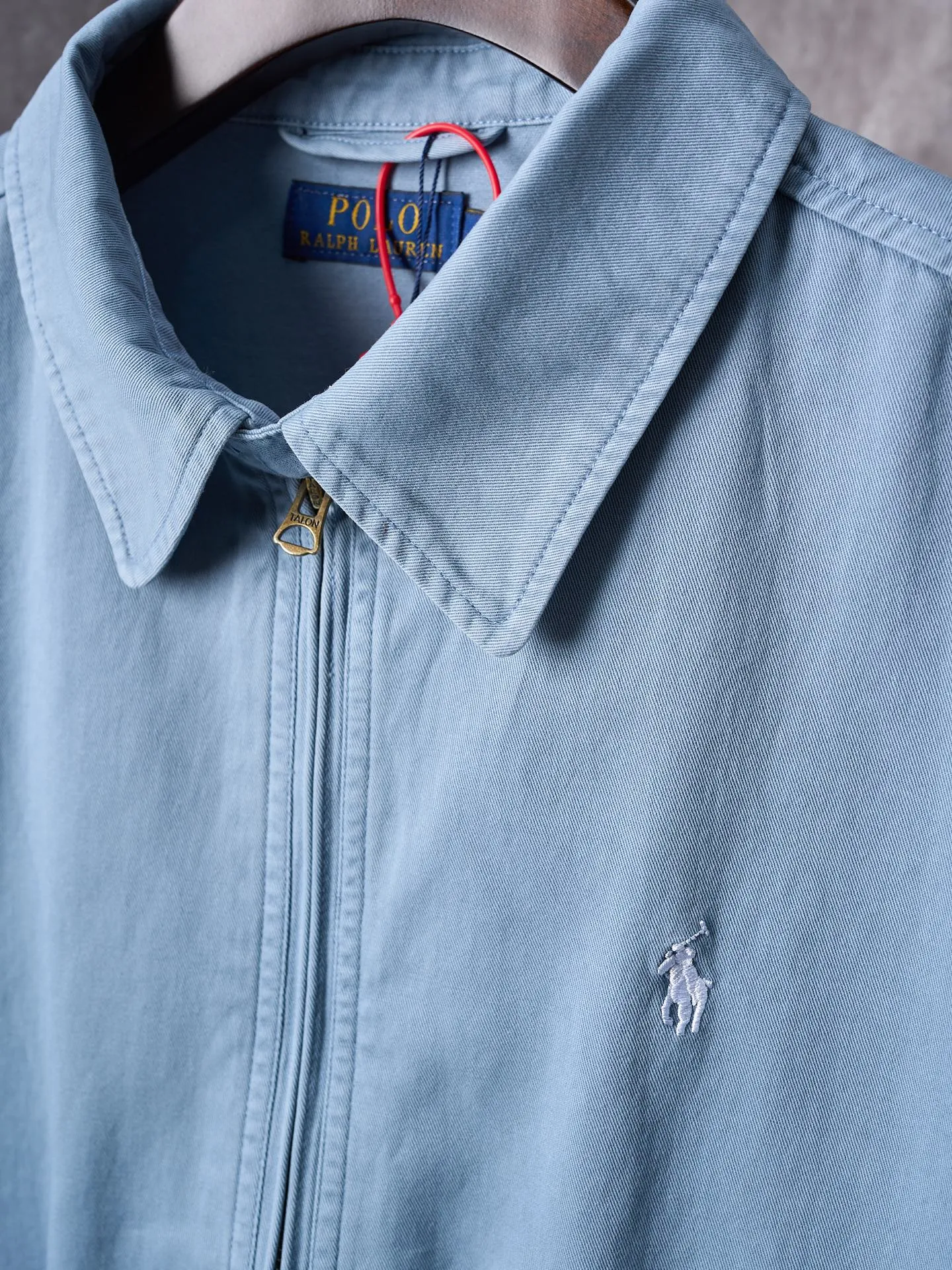 P470 Actual auction] Ralph Lauren/Ralph Lauren pony embroidered zipper lapel jacket [Ready stock] S M L A high-grade sense of relaxation comes across, effortless fashion. Imported machine embroidery technology is used. Advanced computer control systems and precision mechanical components are used to achieve the iconic pony embroidery operation. High precision. The lines are smooth and delicate. Template machine bag opening. The preset template guides the position, shape and size of the bag opening. The accuracy ensures the quality of the bag opening effect. The hem is made in one go using a three-needle waist-drawing machine. The elastic band and the fabric are sewn together in the same process using the machine's special needle position and feeding mechanism. The three-needle design is stronger and can distribute pressure evenly. Ensure that the elastic band and the fabric are closely attached. Follow the original color system for dyeing. Prioritize the original color and fabric material to select special dyes. Reheat to the appropriate temperature. Perform dip-dyeing treatment. Finally, implement color registration and fit the pattern.